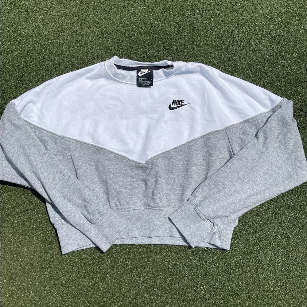 Nike Women’s M Long Sleeve Cropped Gray Sweatshirt